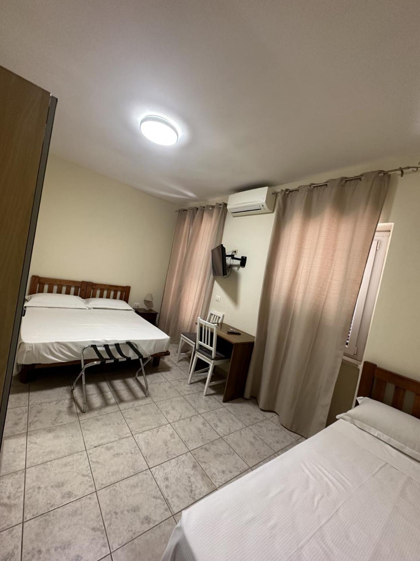 Hotel Le Rose Tivoli Terme Bagian luar foto