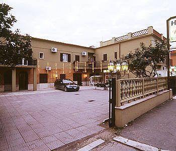 Hotel Le Rose Tivoli Terme Bagian luar foto
