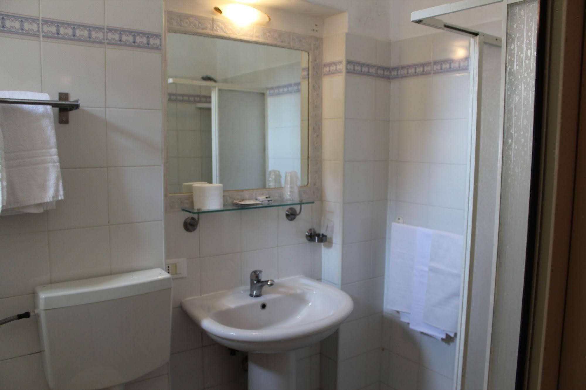 Hotel Le Rose Tivoli Terme Bagian luar foto